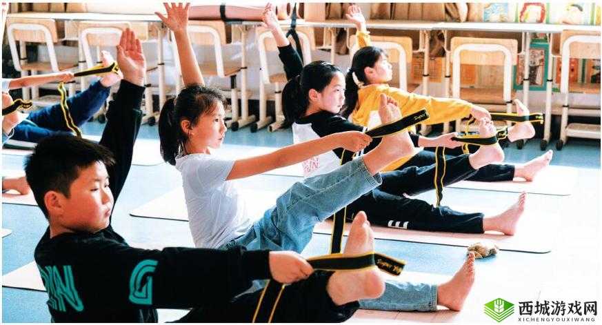 戴着小玩具练瑜伽：别样的健身体验