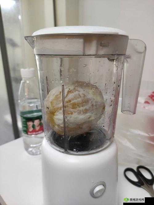 小洞里放水果榨果汁会怎样：探索未知的奇妙体验