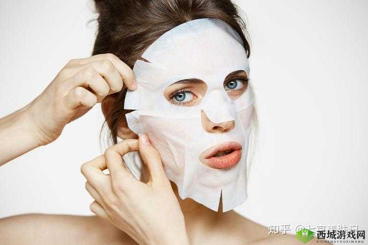 一个在上吃一个在下面敷面膜：奇特场景