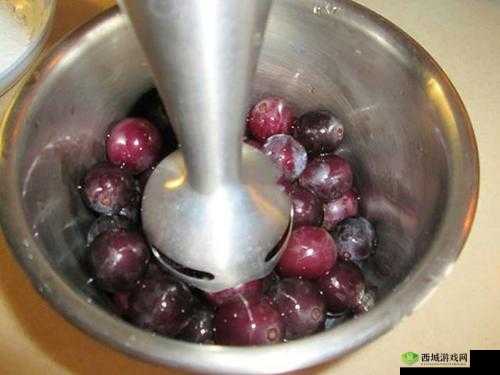 将葡萄放在小洞里榨汁：一种独特方式