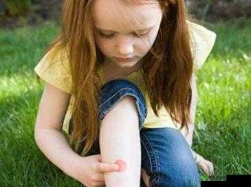 宝宝把腿抬起来靠墙上怎么回事:原因探寻