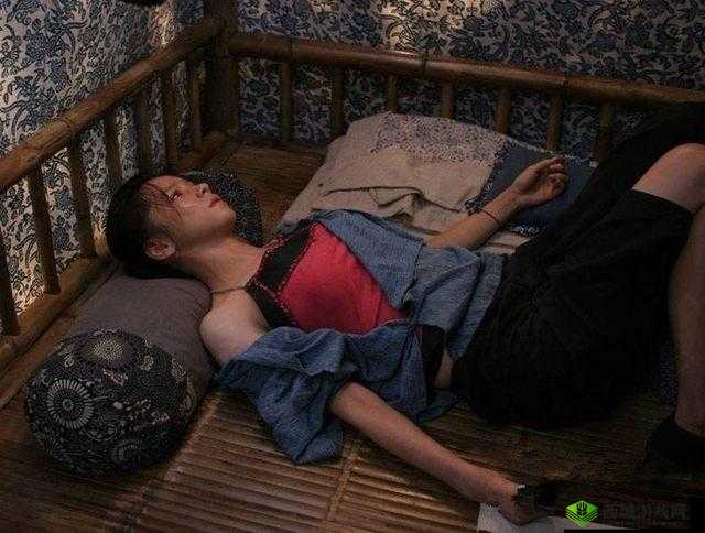 周莹躲进被子里：开启神秘之旅