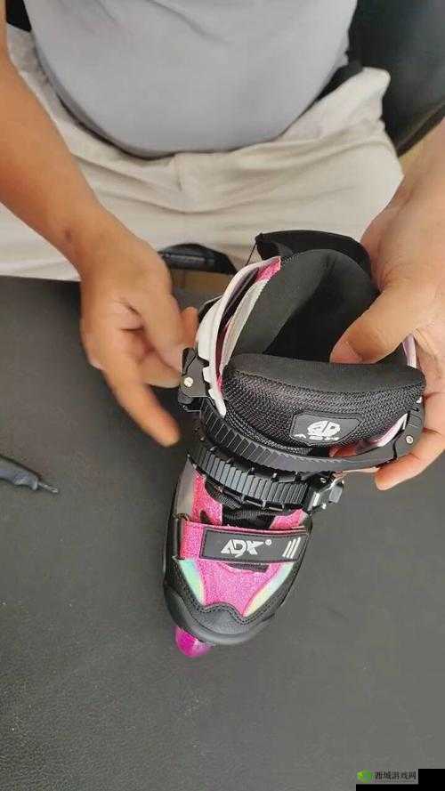 男生和女生拆拆很痛的轮滑鞋- 专业轮滑教学与安全指南