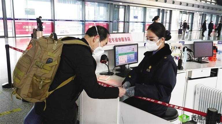 售票员用小 XUE 检票：保障出行秩序