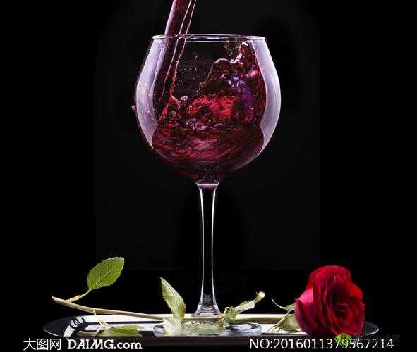 红酒倒入花核心:独特的视觉盛宴