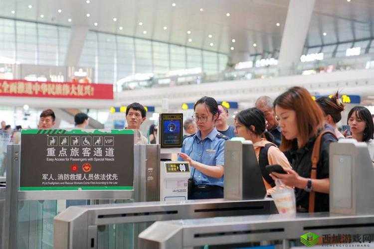 售票员小xue认真检票