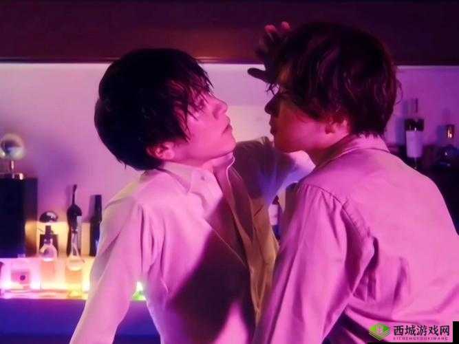 两个男生互相亲吻原声音没有音乐：惊爆眼球瞬间