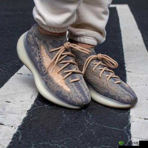 默契 yeezy380 蜜桃粉和白色：时尚之选