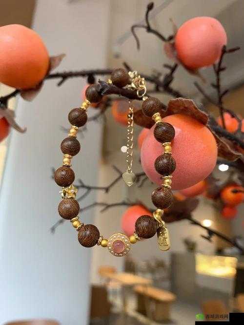 花楼女子檀木板下翘红痕：一段神秘过往