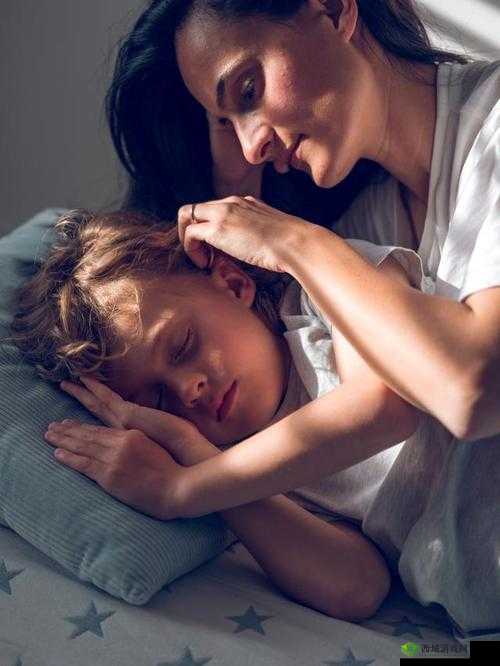 半夜装睡配合孩子：一场温馨的亲子互动