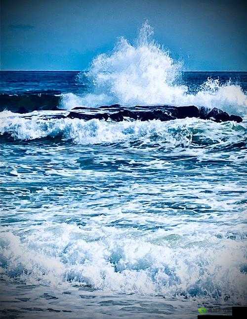 浪花一阵接一阵地涌了过来:大海的澎湃景象