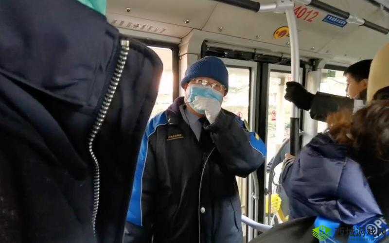 公交车上售票员用 b 验票免费：乘客质疑合理性