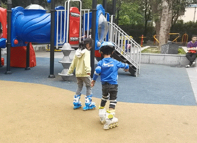 小孩一起滑：免费轮滑鞋等你来