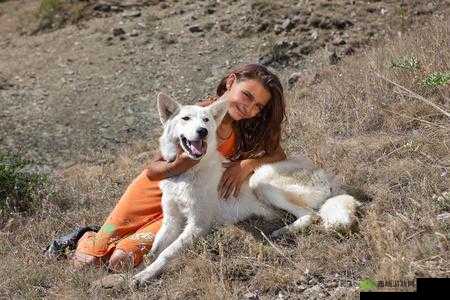 探秘 ZOOMSERVO 兽狗牧场迎来美女新人：新奇体验