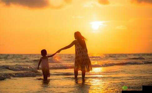 妈妈女儿齐上阵的共做:生活中的温馨协作