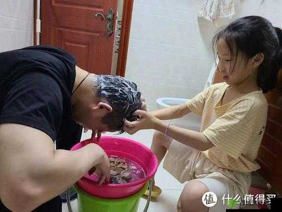 宝宝扶着水池乖乖让爸爸洗头宣称将免费:萌娃洗头记