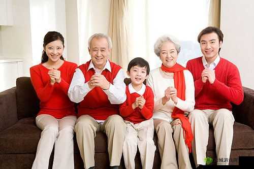 父母儿女媳妇同贺新春幸福美满