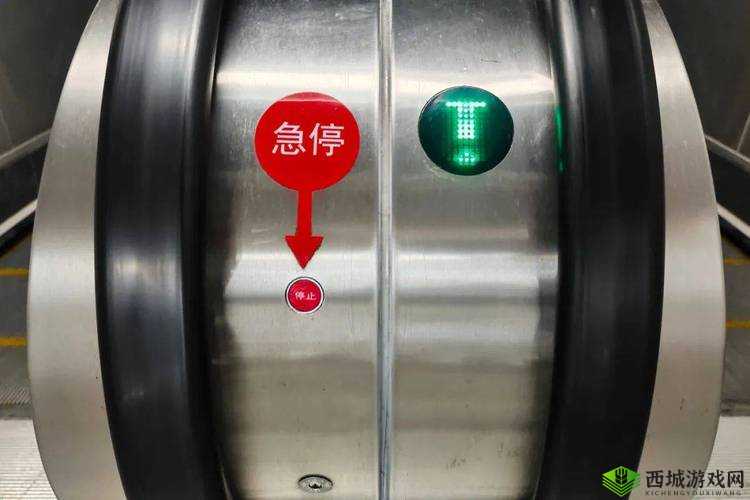 逛街时突然按下按钮：引发的神秘事件