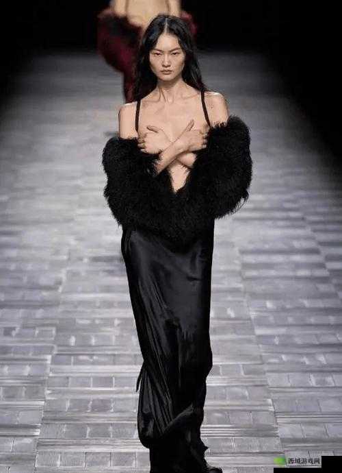 0203 法国裸体走秀服装：惊爆眼球的时尚展示