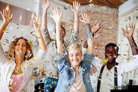 混乱家庭派对：一场别样的狂欢派对