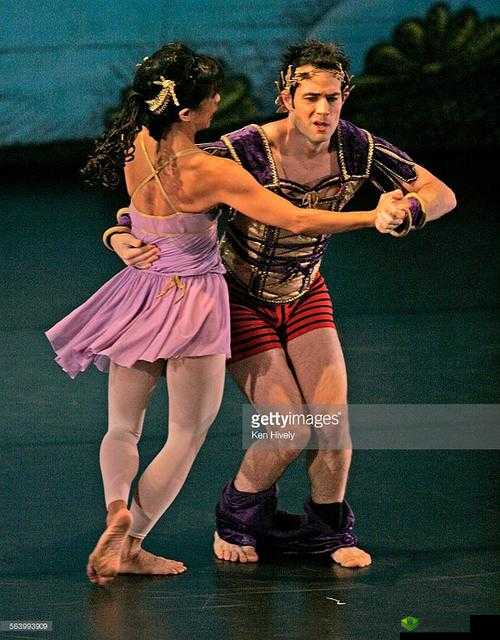 跳着跳着衣服没了：背后的原因