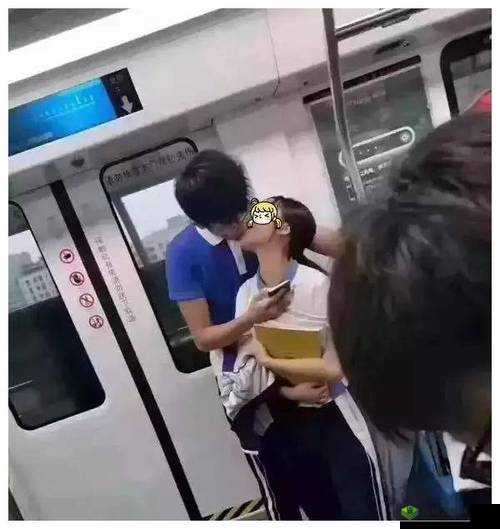 从后面抱妈妈突然脸红：陌生的亲昵瞬间