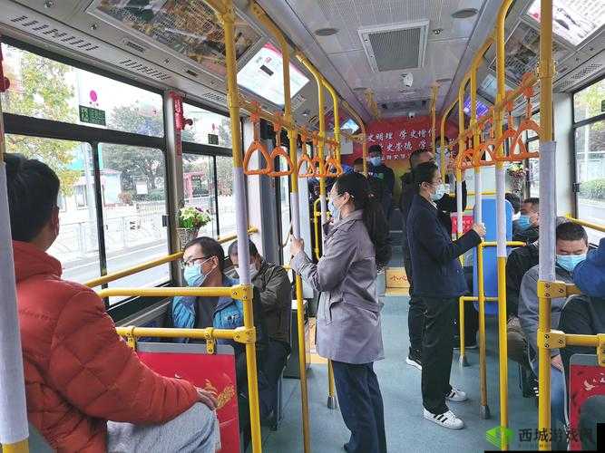 只穿一件外套坐公交车：冬日出行必备