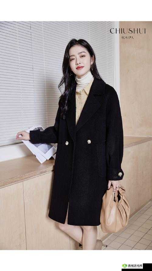 秋水伊人 2022 黑色毛呢外套：优雅与温暖的完美结合