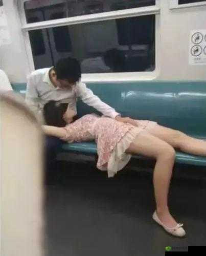 我和闺蜜被 8 人挤倒在公交上