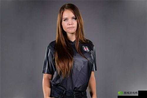 老外玩 csgo 的妹子:激战中的飒爽英姿