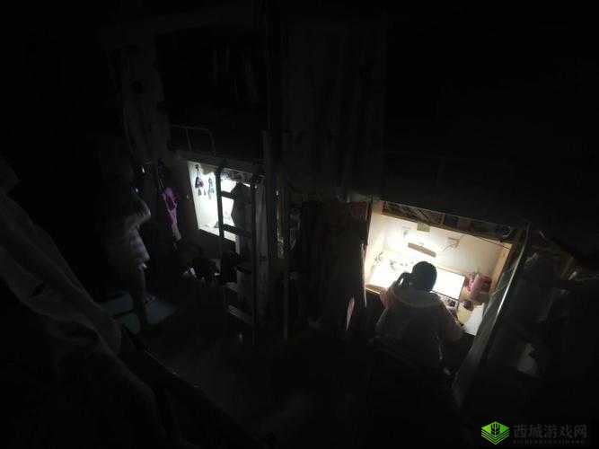 熄灯后的寝室 PH:静谧时光的别样氛围