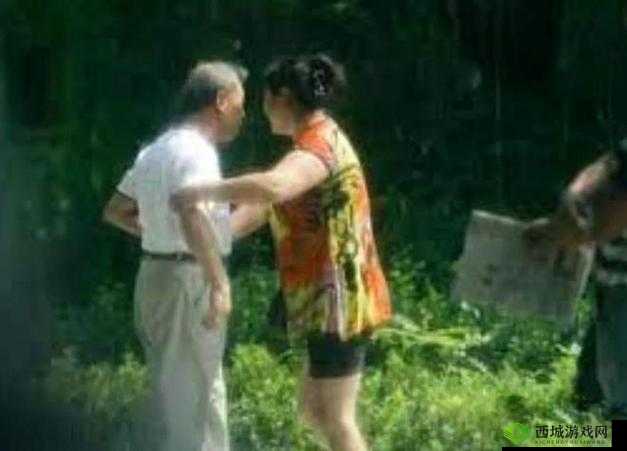 53 岁大妈山坡做皮肉生意：为供儿子读书