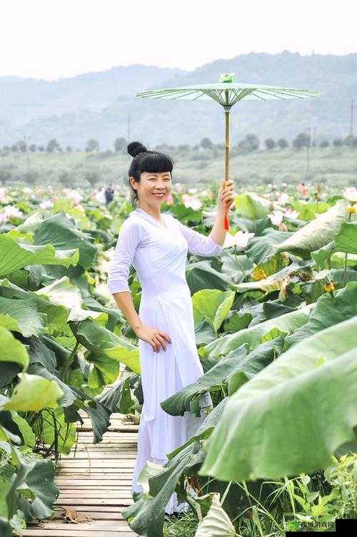 亭亭玉立的她，犹如国色天香的四月天