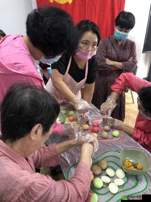 母女齐上阵，共做月饼话亲情