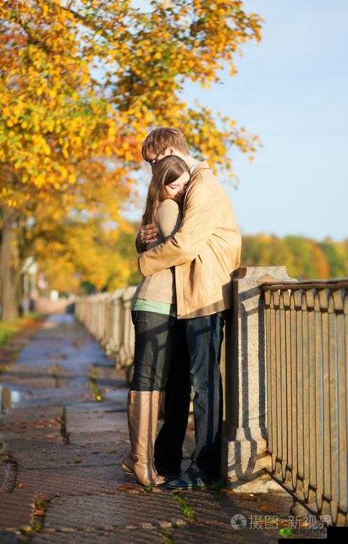 情侣甜蜜拥抱:爱意满满