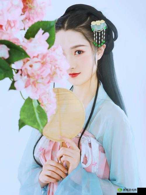 婀娜少女羞岁月无忧愁云裳：静美画卷