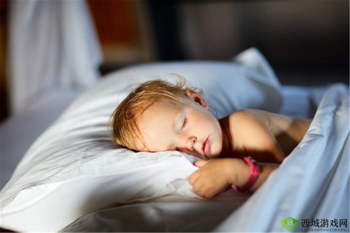 孩子半夜趴睡，家长装睡配合：这样做好吗？