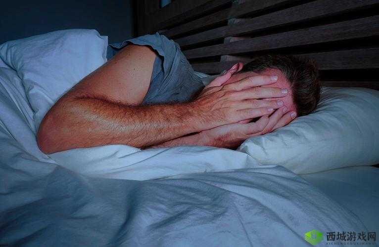 男子深夜睡不着想看东西