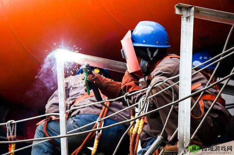 维修工人绝境中坚守与拼搏