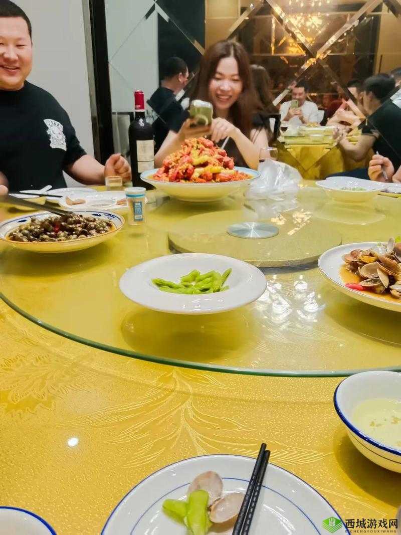 领导请我和老婆去他家吃饭啦