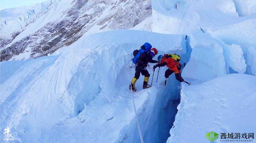 双手攀上两团高峰视频：惊险刺激的攀登之旅