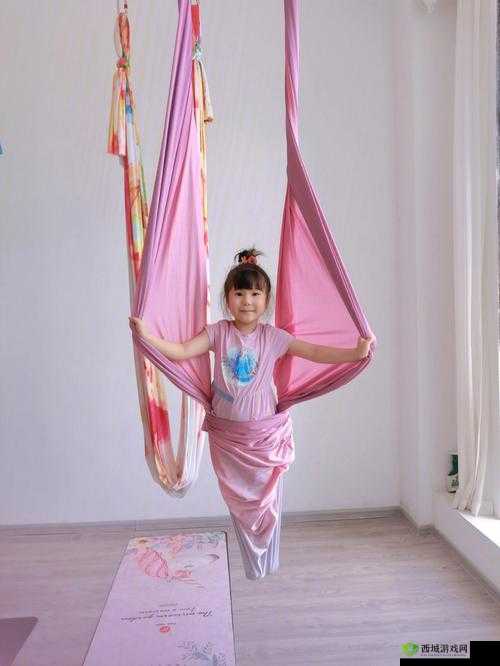 戴着小玩具练瑜伽，别样瑜伽新体验