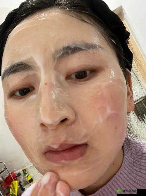 一个在上吃一个在下面敷面膜:有趣的场景