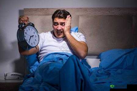 男子深夜睡不着想看东西求推荐