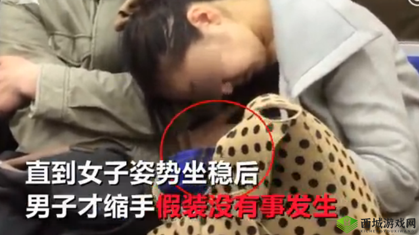 两男子卫生间内互摸：是何原因？