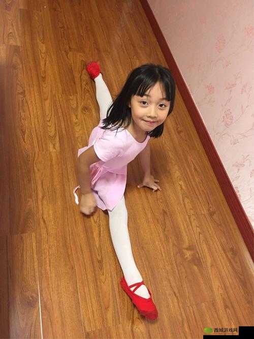 舞蹈生戴小玩具练劈叉：坚持就是胜利