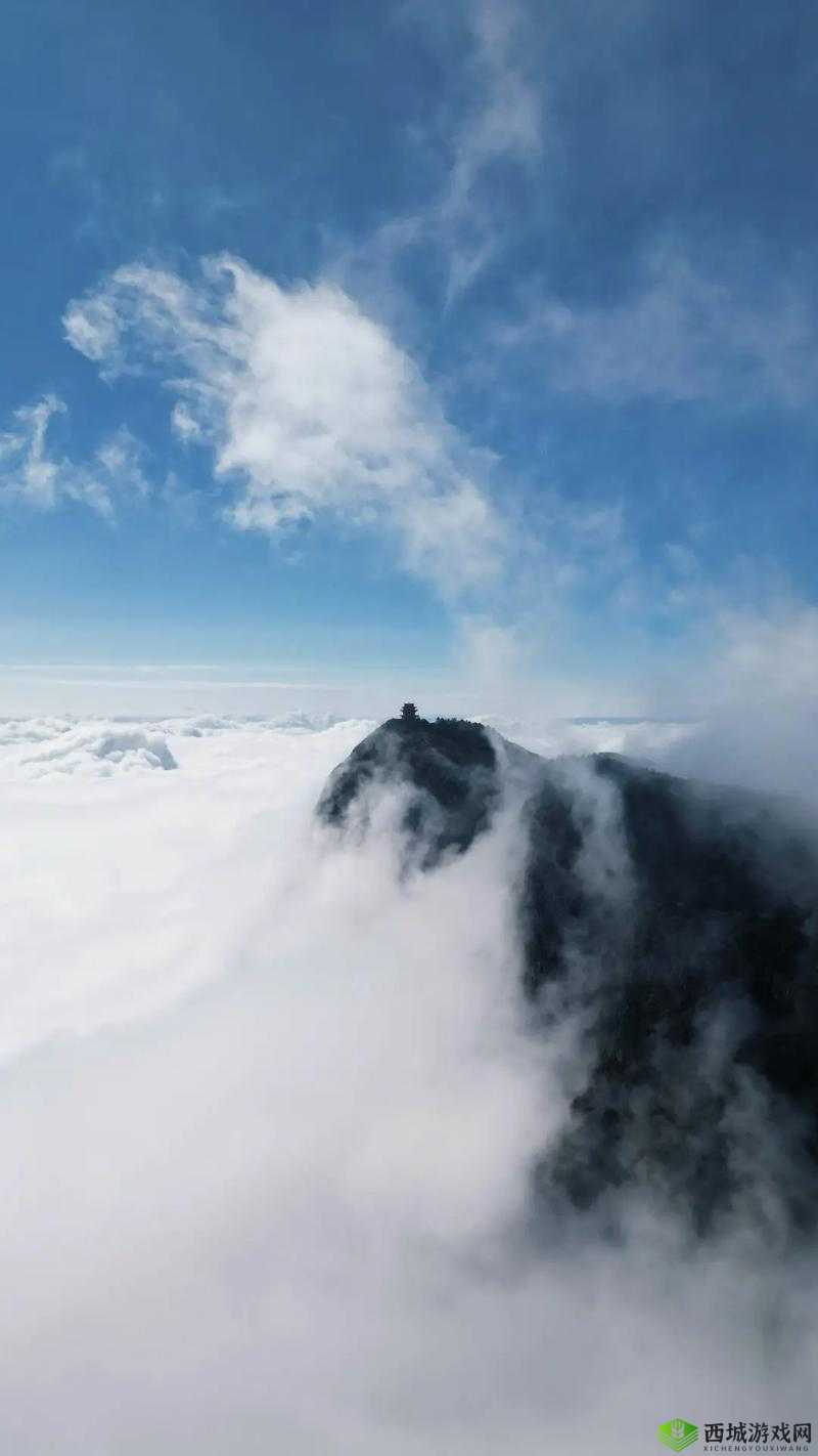 手握两座高耸之山：震撼奇观
