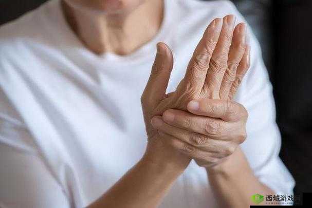 一个手指头就疼成这样视频:疼痛背后的原因