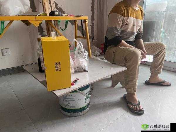 几个装修工人把我压在茶几：背后的真相