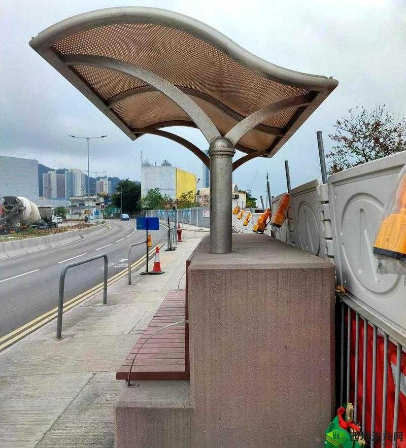 下雨天公交车站避雨技巧:巧用站亭避雨